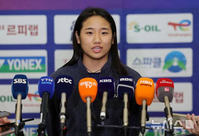 Ahn Se-young, who won the Badminton World Federation (BWF) World Tour India Open (Super 750), returns to Incheon International Airport Terminal 1 on the 19th and answers questions from reporters. /Photo=Newsis