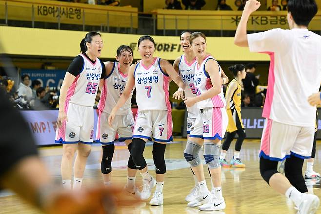 삼성생명 선수들이 경기 승리 후 기뻐하고 있다. /사진=WKBL 제공