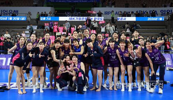 18일 승리한 흥국생명 선수들이 13승을 기념하며 승리 단체사진을 촬영하고 있다.2026.1.18.