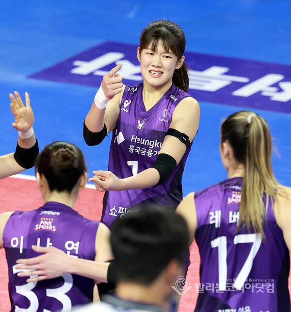 【발리볼코리아닷컴(화성)=김경수 기자】18일(일) 경기도 화성시 화성종합경기타운 실내체육관에서 열린 프로배구 진에어 2025-2026 V리그 여자부 4라운드 IBK기업은행vs흥국생명 화성경기에서 흥국생명 김다은이 공격을 성공시키고 기뻐하고 있다. 2026.1.19.