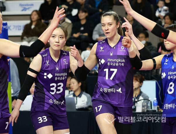 18일 흥국생명 세터 이나연이 레베카와 공격을 성공시키고 기뻐하고 있다.2026.1.19.【발리볼코리아닷컴(화성)=김경수 기자】