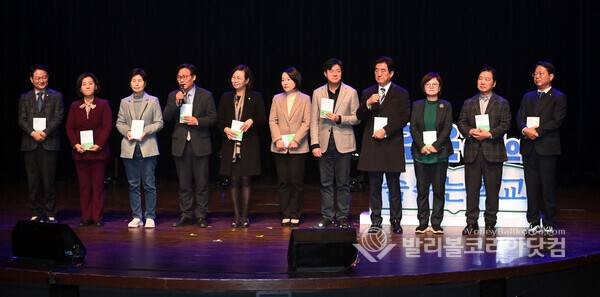 17일 경기아트센터에서 열린 유은혜 전 사회부총리 겸 교육부 장관의 저서 『숨 쉬는 학교』 출판기념회1부에서 참석한 민주당 의원들이 축사를 하고 있다.2026.1.19.【발리볼코리아닷컴(수원)=김종원 기자】