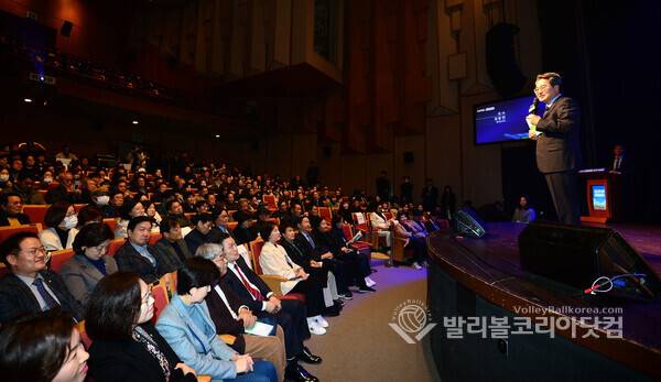 17일 경기아트센터에서 열린 유은혜 전 사회부총리 겸 교육부 장관의 저서 『숨 쉬는 학교』 출판기념회에서 참석한 경기도 김동연 지사가 축사를 하고 있다.2026.1.19.【발리볼코리아닷컴(수원)=김경수 기자】