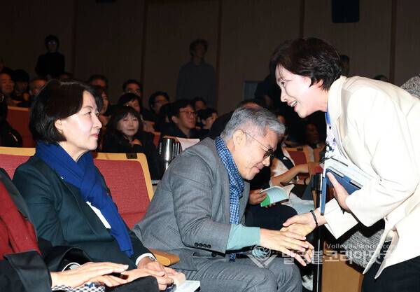 17일 경기아트센터에서 열린 유은혜 전 사회부총리 겸 교육부 장관의 저서 『숨 쉬는 학교』 출판기념회에서 참석한 추미애 민주당의원과 인사를 하고 있다.2026.1.19.【발리볼코리아닷컴(수원)=김경수 기자】
