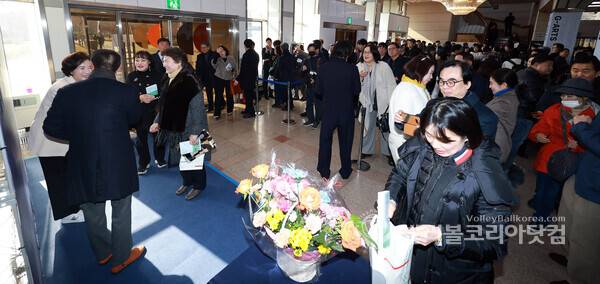 17일 경기아트센터에서 열린 유은혜 전 사회부총리 겸 교육부 장관의 저서 『숨 쉬는 학교』 출판기념회에서 참석한 내빈 3,000여명이 포토존 앞에서 기념촬영을 하고 있다.2026.1.19.【발리볼코리아닷컴(수원)=김경수 기자】