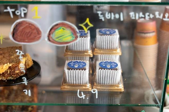 카페 ‘오프로스트’에서 판매하는 두바이쫀득쿠키. 매일 오후 1시 전에 동날 만큼 인기가 많다. 홍태식