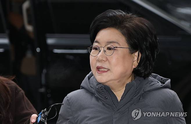 취재진 질문에 답하는 이혜훈 후보자 (서울=연합뉴스) 김성민 기자 = 이혜훈 기획예산처 장관 후보자가 지난 16일 서울 중구 예금보험공사에 마련된 인사청문회 준비 사무실로 출근하며 취재진 질문에 답하고 있다. 2026.1.16 ksm7976@yna.co.kr[연합뉴스 자료사진]