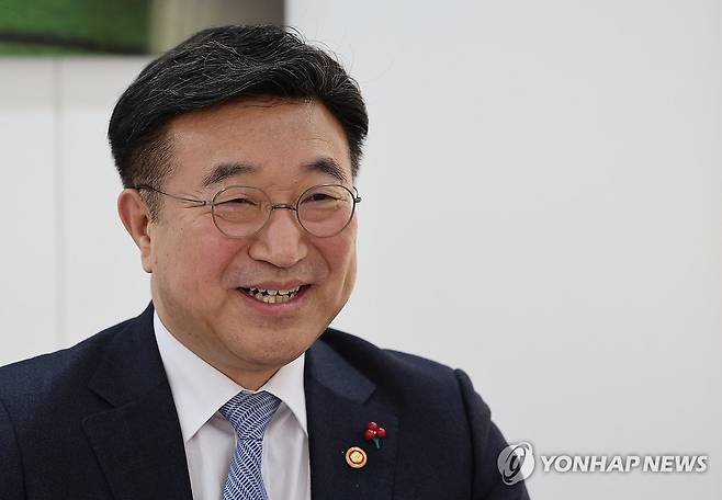 인터뷰하는 윤호중 행안장관 (서울=연합뉴스) 서명곤 기자 = 윤호중 행정안전부 장관이 지난 16일 서울 종로구 정부서울청사에서 연합뉴스와 인터뷰를 하고 있다. 2026.1.19 seephoto@yna.co.kr