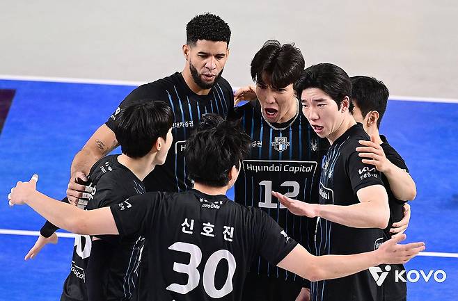 현대캐피탈, KB손보에 역전승 (서울=연합뉴스) 31일 충남 천안 유관순체육관에서 열린 진에어 2025-2026 V리그 현대캐피탈과 KB손해보험의 경기에서 득점에 성공한 현대캐피탈 선수들이 환호하고 있다.
    이날 현대캐피탈은 29점을 기록한 레오나르도 레이바 마르티네스(등록명 레오)의 활약에 힘입어 KB손해보험에 세트 점수 3-1로 승리를 거두었다. 2025.12.31 [한국배구연맹 제공. 재판매 및 DB 금지] photo@yna.co.kr