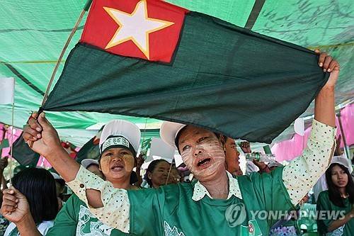 선거운동 하는 미얀마 통합단결발전당 지지자들 [AP 연합뉴스. 재판매 및 DB 금지]