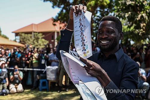 우간다 야당 대선후보 보비 와인 (캄팔라 EPA=연합뉴스) 2026년 1월 15일 대통령선거에서 투표하는 우간다 야당 대선후보 보비 와인. (EPA/DANIEL IRUNGU) 2026.1.19.