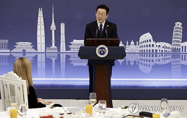 이재명 대통령, 이탈리아 총리와 공식오찬 (서울=연합뉴스) 한상균 기자 = 이재명 대통령이 19일 청와대에서 열린 조르자 멜로니 이탈리아 총리 공식 오찬에서 환영사를 하고 있다. 2026.1.19 xyz@yna.co.kr