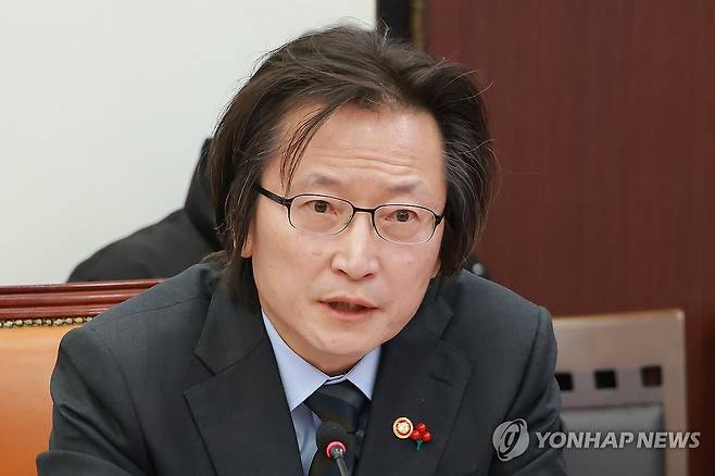 주병기 공정거래위원장 (서울=연합뉴스) 신현우 기자 = 주병기 공정거래위원장이 2025년 12월 30일 국회에서 열린 경제형벌 민사책임 합리화 제2차 당정협의에 참석해 발언하고 있다. [연합뉴스 자료사진]