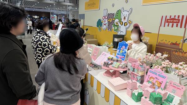 현대백화점 판교점 지하 1층 식품관에서 소상공인 팝업 페스타가 열리고 있다. 팝업을 찾은 고객들이 시식을 하며 제품 설명을 듣고 있다. 2026.1.20 /윤혜경기자 hyegyung@kyeongin.com