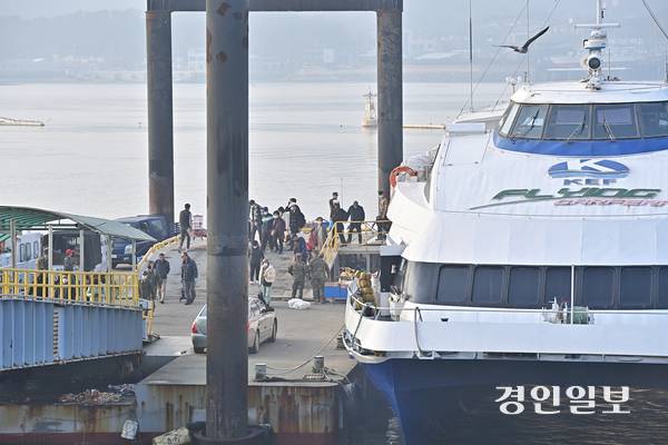 연평도 선착장 앞바다에 쌓인 퇴적물로 수심이 낮아져 간조 때는 여객선이 접안하지 못하는 상황이다. 사진은 인천시 옹진군 대연평항에 도착한 여객선에서 승객들이 내리는 모습. /경인일보DB