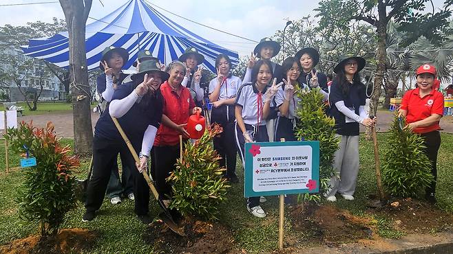 ▲ 대한적십자사 경기도지사 RCY본부 해외봉사단 단원들은 19일 오전, 베트남 호치민 지역에서 베트남 현지 학생 30명과 함께 나무심기 프로그램에 참여해총 120그루의 나무를 심었다./사진제공=대한적십자사 경기도지사