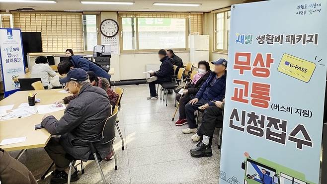 ▲ 지난달 집중 신청 기간 중 수원시 팔달구 행궁동에서 어르신들이 교통비 지원 신청서 접수를 위해 기다리고 있다. / 사진제공=수원특례시
