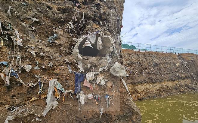 대전 동구 대전천 옆 옛 주공아파트 철거 현장에서 폐기물 매립층이 발견돼 책임을 규명하는 소송이 시작됐다. 사진은 1985년 설치된 것으로 여겨지는 우수관 주변에 폐기물이 성토된 모습. (사진=재건축조합 제공)