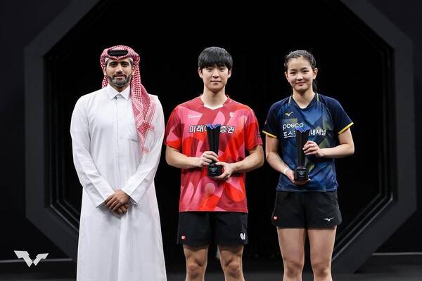 WTT 스타 컨텐더 도하 혼합복식 준우승을 합작한 박강현(중앙)과 김나영(오른쪽). 연합뉴스