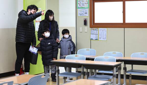 지난 6일 인천 남동구 정각초등학교에서 열린 신입생 예비 소집에서 예비 초등학생이 부모님과 교실을 살펴보고 있다. 연합뉴스