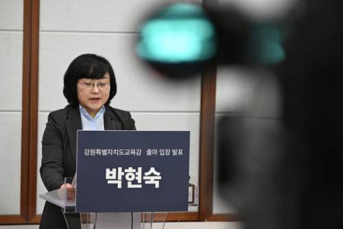박현숙(58)전국교수노조 강원지부장이 20일 강원특별자치도청 1층 브리핑룸에서 기자회견을 열고 6.3 강원특별자치도교육감 선거에 출마를 공식 선언했다. 박승선기자