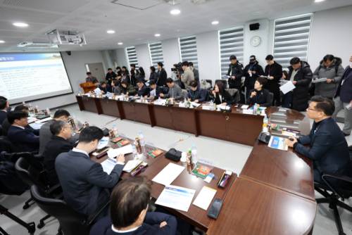 ◇20일 무안국제공항 관리동 회의실에서 12·29 여객기 참사 진상규명을 위한 국정조사특별위원회 현장조사 일정 브리핑이 진행되고 있다. 연합뉴스