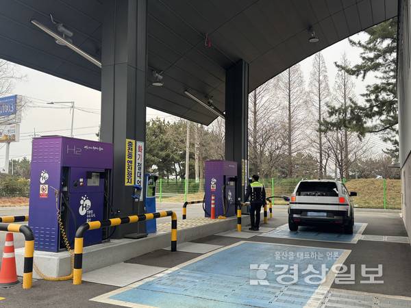 ▲ 19일 울산 남구 태화강역 인근에 위치한 수소충전소에서 한 차량이 충전을 하고 있다. 울산지역 수소충전소는 총 17곳으로 동구와 중구에는 아직 한 곳도 설치되지 않은 상태다.