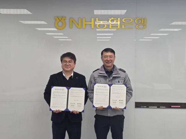 경주경찰서는 NH농협은행 경주시지부 사무실에서 NH농협은행 황대화 경주시지부장과 함께 보이스피싱 범죄 예방을 위한 업무협약(MOU)을 체결하고 기념촬영을 하고 있다. 사진=경주경찰서 제공