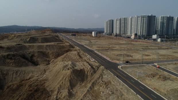 포항시 북구 KTX신도시지구 도시개발사업이 장기화되면서 미관을 해치는 것은 물론 인접한 사진 오른쪽 대단위 아파트단지에 먼지 피해를 주고 있다. 유재영 기자 yjy@hidomin.com