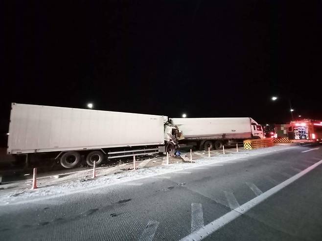 ▲ 20일 오전 1시 48분께 구미시 광평동 경부고속도로 서울 방향 구미 나들목(IC) 인근에서 화물차간 추돌사고가 발생했다. 경북소방본부 제공