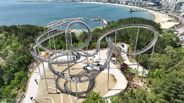 포항 환호공원에 있는 국내 최초이자 최대 규모의 체험형 조형물인 스페이스 워크. 포항시 제공