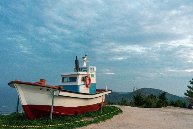 포항 사방기념공원 정상에 인기 드라마 '갯마을 차차차' 촬영 당시 소품으로 사용됐던 어선 한 척이 놓여 있다. 포항시 제공
