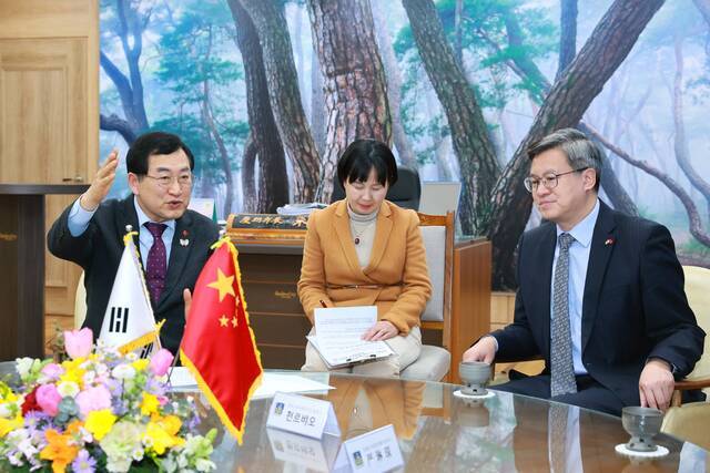 주낙영 경주시장(왼쪽)이 19일 경주시청에서 주부산중국총영사를 만나 포스트 APEC 전략을 설명하며 협력방안을 논의하고 있다. 경주시 제공