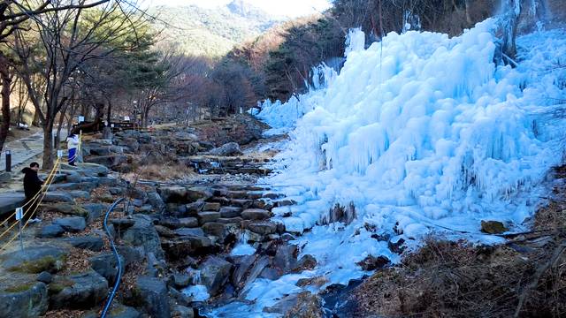 절기상 '대한'인 20일, 대구 달성군 비슬산자연휴양림 '비슬숲 얼음동산'을 찾은 시민들이 최강 한파 속에 웅장한 자태를 드러낸 대형 인공빙벽을 바라보고 있다. 김용국 기자