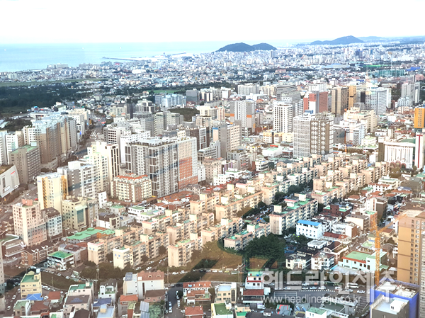 제주도 부동산 시장 침체가 장기화되면서 부동산 관련 취득세 수입이 4년 전과 비교해 절반 수준으로 감소한 것으로 나타났다. 사진은 제주 신제주 전경.&nbsp;