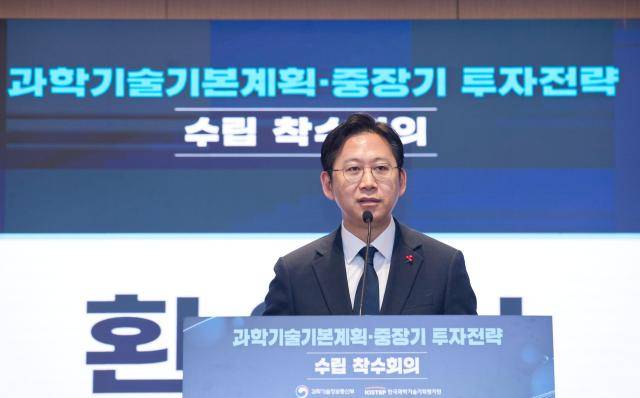 배경훈 부총리 겸 과학기술정보통신부 장관이 20일 오후 서울 중구 코리아나호텔에서 열린 '제6차 과학기술기본계획 및 제2차 국가연구개발 중장기 투자전략 수립 착수회의' 에서 환영사를 하고 있다. [사진=과기정통부]