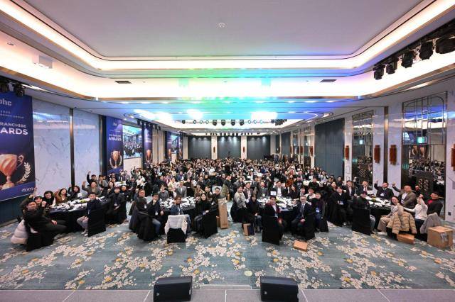 bhc 관계자와 가맹점주들이 ‘2025 bhc 프랜차이즈 어워드’에 참석해 기념 촬영을 진행하고 있다. [사진=bhc]