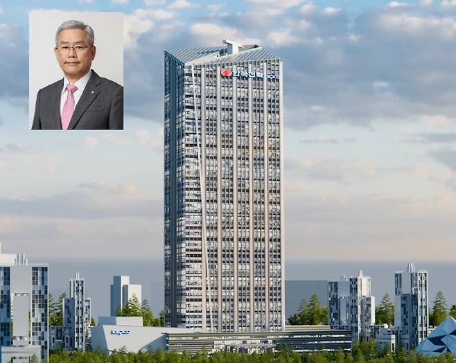 한국전력공사의 최근 5년간 장애인 고용률이 공공기관 의무고용률 3.8%에 못 미치고, 정규직으로 전환된 비정규직 직원으로 한 명도 없는 것으로 나타났다. 고용 문제가 드러나면서 김동철 사장의 연임에 적신호가 켜졌다는 전망이 나온다. 사진은 김동철 한전 사장과 한전 본사 전경. / 사진=한국전력공사.
