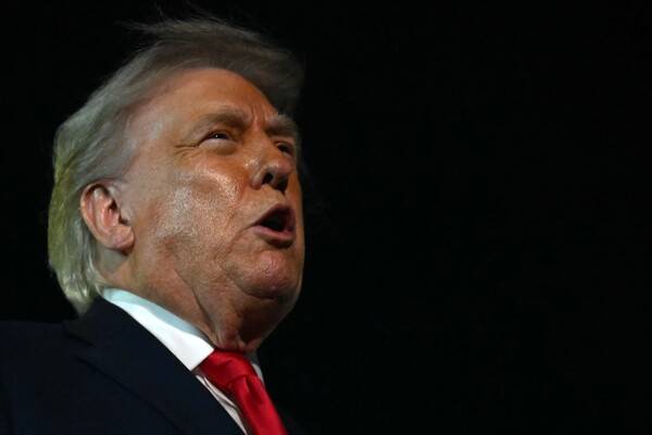 20일로 재집권 1년을 맞은 도널드 트럼프 미국 대통령이 1월 19일 플로리다주 웨스트팜비치 국제공항에서 에어포스 원에 탑승하기 전 기자들과 이야기를 나누고 있다. 2026.1.19. AFP 연합뉴스