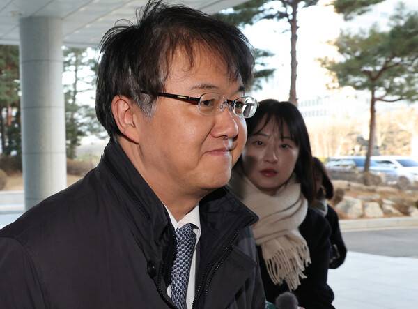 통일교와 신천지 등 특정 종교단체가 정치권에 영향을 끼쳤다는 내용의 '정교유착' 의혹을 수사하는 검찰·경찰 합동수사본부 김태훈 본부장이 8일 서울 서초구 서울고검으로 출근하고 있다. 2026.1.8. 연합뉴스