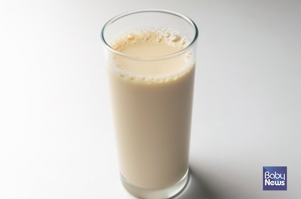 식물성 음료는 검은콩, 아몬드, 오트 등 원료에 따라 영양성분 함량에 큰 차이를 보였다. 검은콩 두유는 단백질과 지방 함량이 상대적으로 가장 높았고, 오트(귀리) 음료는 탄수화물 함량이 가장 높은 것으로 나타났다. ⓒ베이비뉴스