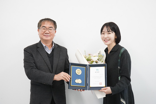 왼쪽부터 경기도재활공학서비스연구지원센터 강인학 센터장, 카카오게임즈 조정연 실장(제공=카카오게임즈).
