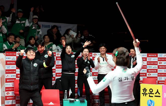 김가영이 프로당구 PBA 팀리그 파이널에서 승리를 확정지은 뒤 팀동료들과 함께 기뻐하고 있다. 사진=PBA