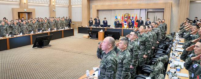 안규백 국방부 장관 등 참석자들이 19일 계룡대에서 핵심 국방정책 추진을 위한 준비상태 점검에 앞서 국민의례를 하고 있다. (사진=국방부)