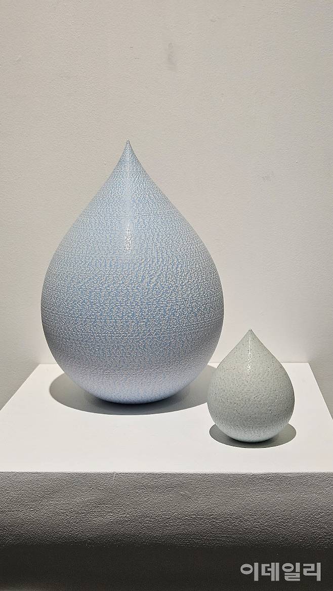 조원재의 ‘물방울’ 작품 설치 전경. 연작 ‘푸른 물방울’(2025) 중 두 점이다. 물레에서 형체를 빚은 두 개의 몸체를 붙인 뒤 다시 물레에 올려 송곳처럼 생긴 도구로 표면을 찍어 패턴을 새긴다(사진=오현주 문화전문기자).