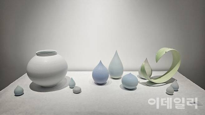 갤러리조은 ‘평온의 가장자리’ 전 전경. 조원재의 주요 작업을 한눈에 볼 수 있는 디스플레이했다. ‘순간의 가장자리’(2025), ‘푸른 물방울’(2025), ‘매우 작은 순간의 가장자리’(2025) 등 ‘물방울’ 연작으로 제작한 작품들을 중심으로 두고 왼쪽에는 ‘2025-결 달항아리-004’(2024, 37.5×37.5×34㎝)를, 오른쪽에는 ‘자연시점 ＃001’(2023, 42×12×37㎝)을 놓았다(사진=오현주 문화전문기자).