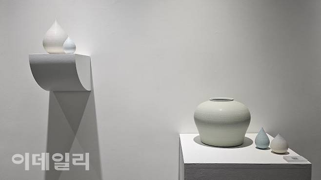 갤러리조은 ‘평온의 가장자리’ 전 전경. 조원재의 ‘물방울’ 연작 중 ‘순간의 가장자리’(2025)와 ‘매우 작은 순간의 가장자리’(2025) 곁에 넉넉해 보이는 항아리 하나(‘2024-푸른호-007’ 2024, 28×28×22.5㎝·아래 왼쪽)가 놓였다(사진=오현주 문화전문기자).