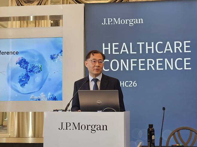 전태연 알테오젠 대표가 제 44회 JP모건 헬스케어 컨퍼런스에서 발표하고 있다.(사진=알테오젠)