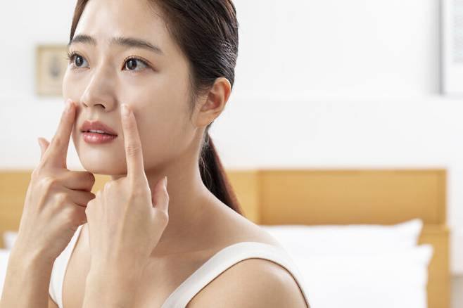 나이가 들수록 중안부에 있던 지방과 콜라겐이 감소하면서 볼은 안쪽으로 꺼지고, 그 아래 팔자 라인이 상대적으로 도드라진다. 사진=클립아트코리아