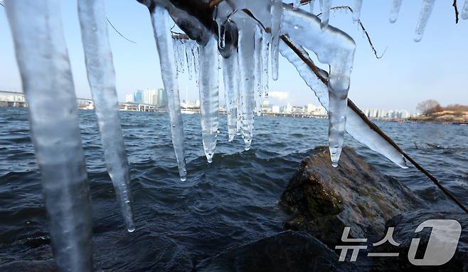 영하권의 낮 기온을 보인 19일 서울시 영등포구 한강변에 고드름이 열려 있다 한편 기상청은 대한인 20일 서울 기온이 영하 13도까지 곤두박질해 올겨울 들어 가장 낮은 기온을 보이는 등 이번 주 내내 긴 한파가 이어질 것으로 예보했다. 2026.1.19/뉴스1 ⓒ News1 김명섭 기자